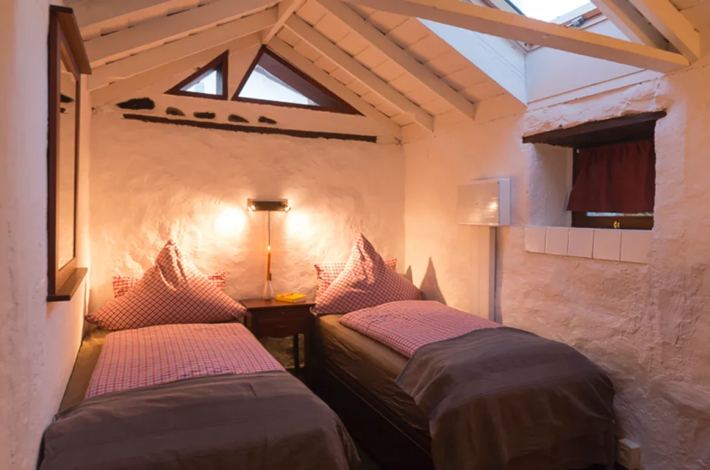 Ferienhaus El Refugio auf La Palma: kleines Schlafzimmer im Haupthaus mit zwei Einzelbetten