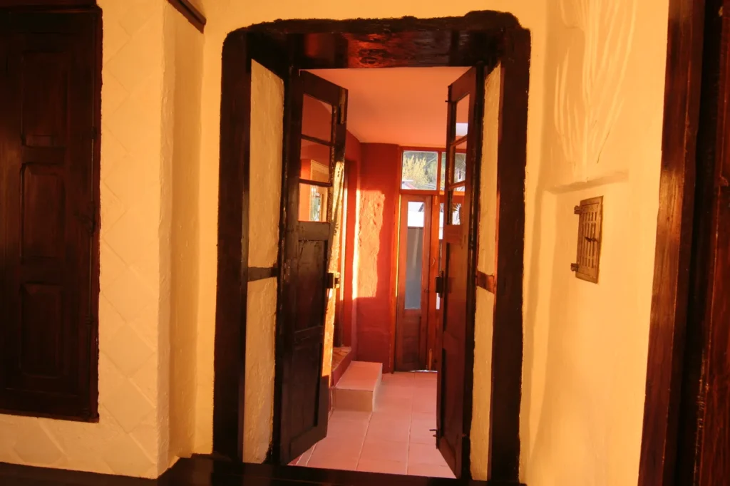 Ferienhaus El Refugio auf La Palma: Alte Tea Holztüren. Blick aus dem Schlafzimmer Foyer in das Wohnzimmer