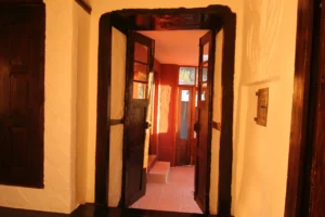 Casa de vacaciones El Refugio en La Palma: Antiguas puertas de madera de Tea. Vista desde el vestíbulo del dormitorio al salón