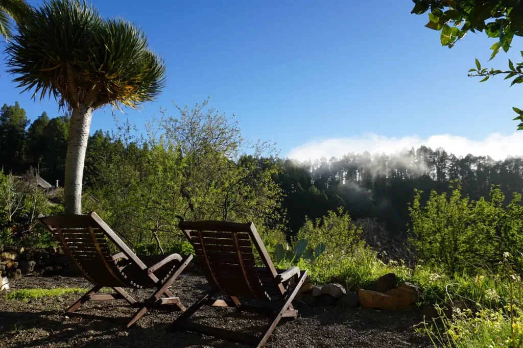Ferienhaus El Refugio: Private Terrasse mit Liegeplatz und Panoramablick aufs Meer und die Berge