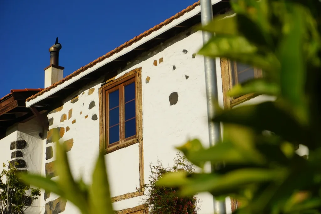 La Palma Ferienhaus El Refugio auf dem Weingut. Traditionelle Architektur und Tea Holzfenster