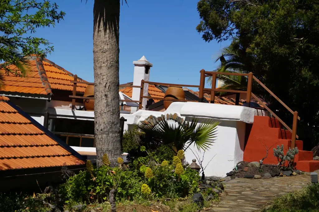 Ferienhaus El Refugio auf La Palma: Aufgang zur Dachterrasse mit Meerblick vom Haupthaus