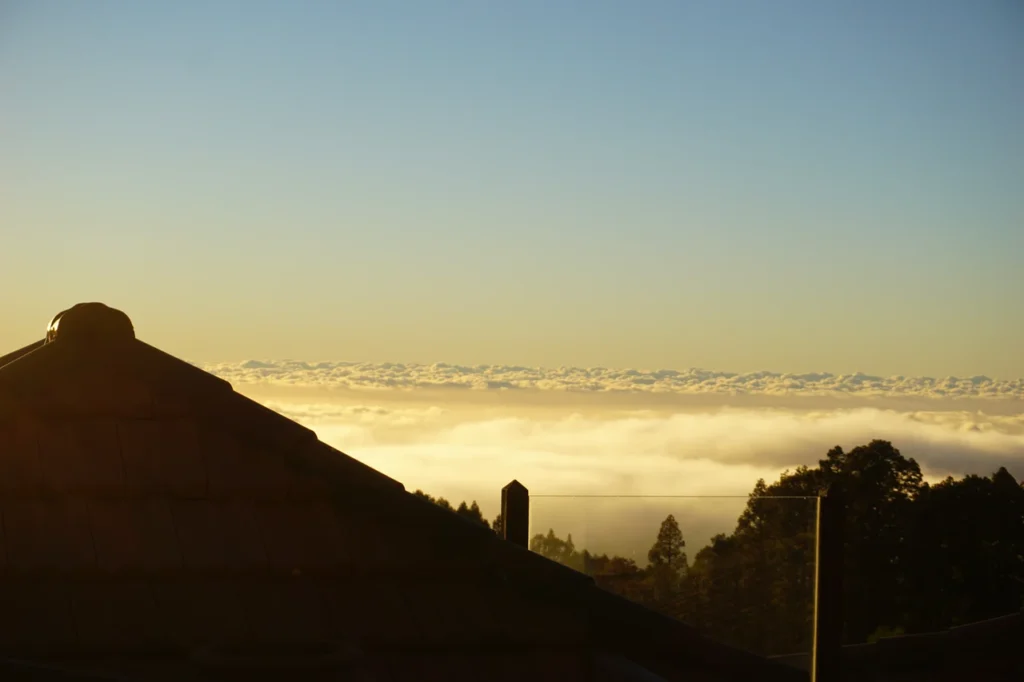 Ferienhaus El Refugio Dachterrasse: Abendstimmung und Ausblick über den Wolken im Sonnenuntergang auf La Palma