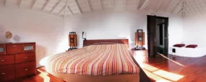 Casa de vacaciones El Refugio: Dormitorio principal con cama de matrimonio y vistas al Océano Atlántico y al cielo estrellado de La Palma