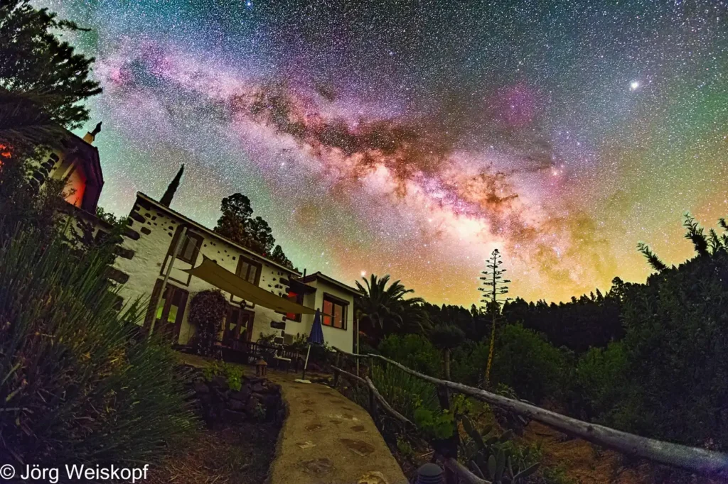 Aussicht bei Nacht im Sternenhimmel vom Zugang El Refugio - Milchstrasse (Astrofotografie Jörg Weiskopf)