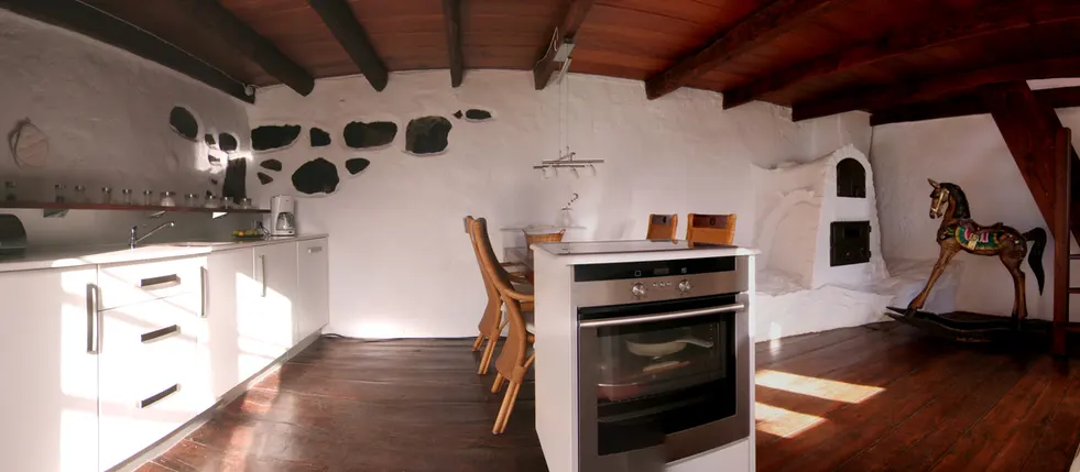 Ferienhaus El Refugio auf La Palma: Top ausgestattete Küche mit Kühl Gefrierkombination und Geschirrspülmaschine