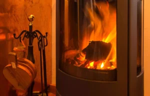 Finca La Palma: relaxing by the cozy open fire in the kitchen of La Placita
