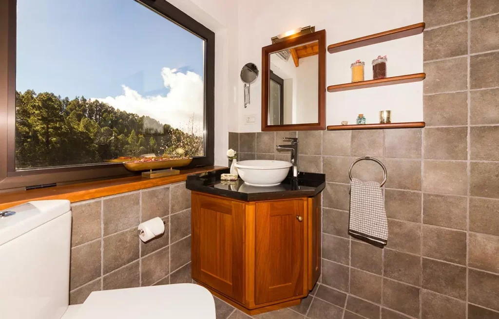 Finca La Palma: Außen Bad mit Panoramafenster und Whirlwanne