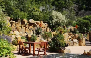 Finca La Palma: View from the outdoor kitchen to the seating areas around La Placita