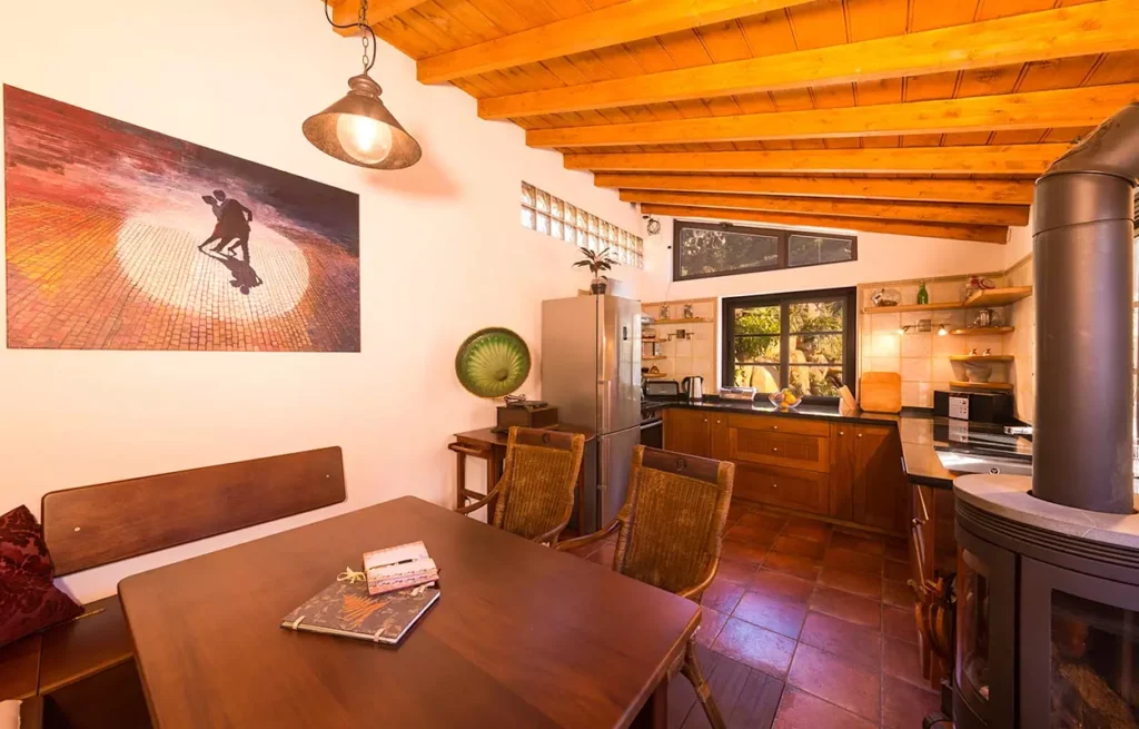 Finca La Palma: Große voll ausgestattete Küche mit gemütlichem Kaminofen und Bosch Markengeräten