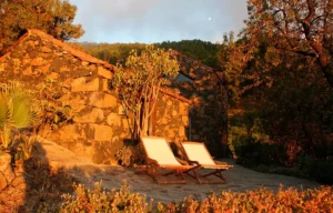 Romántica Finca El Rincón - Tumbonas en la casa de piedra al sol del atardecer en medio del viñedo