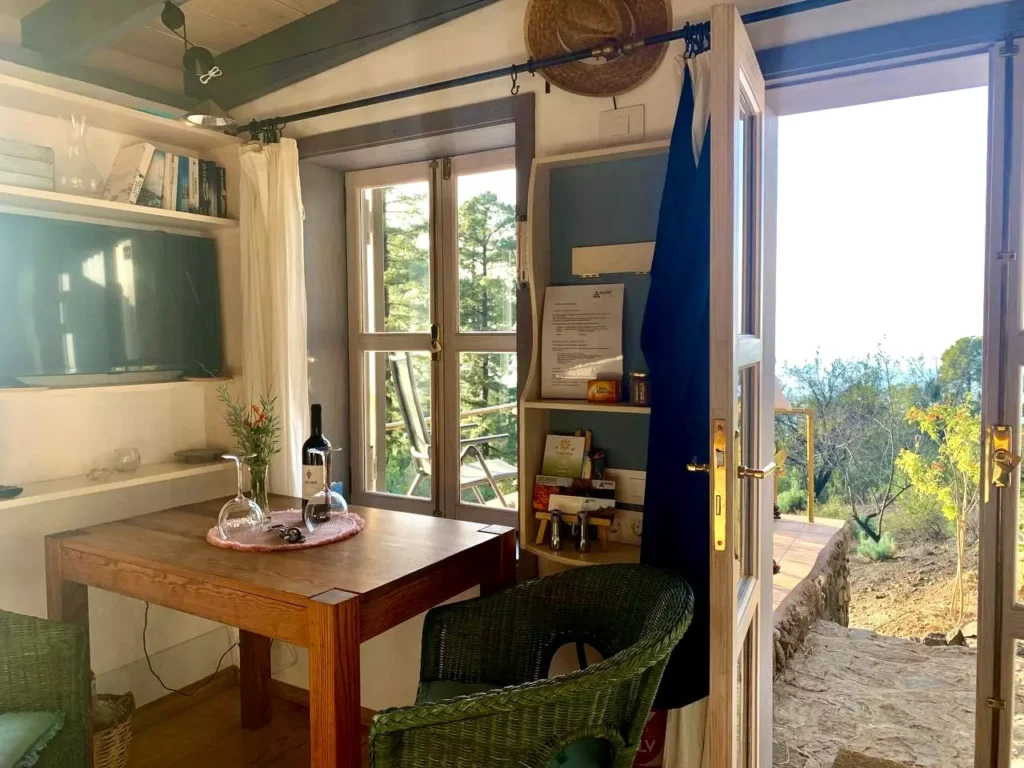 Tiny House mieten auf La Palma: Küchentisch am Fenster mit WLAN Anschluss und schwenkbarem TV Gerät.