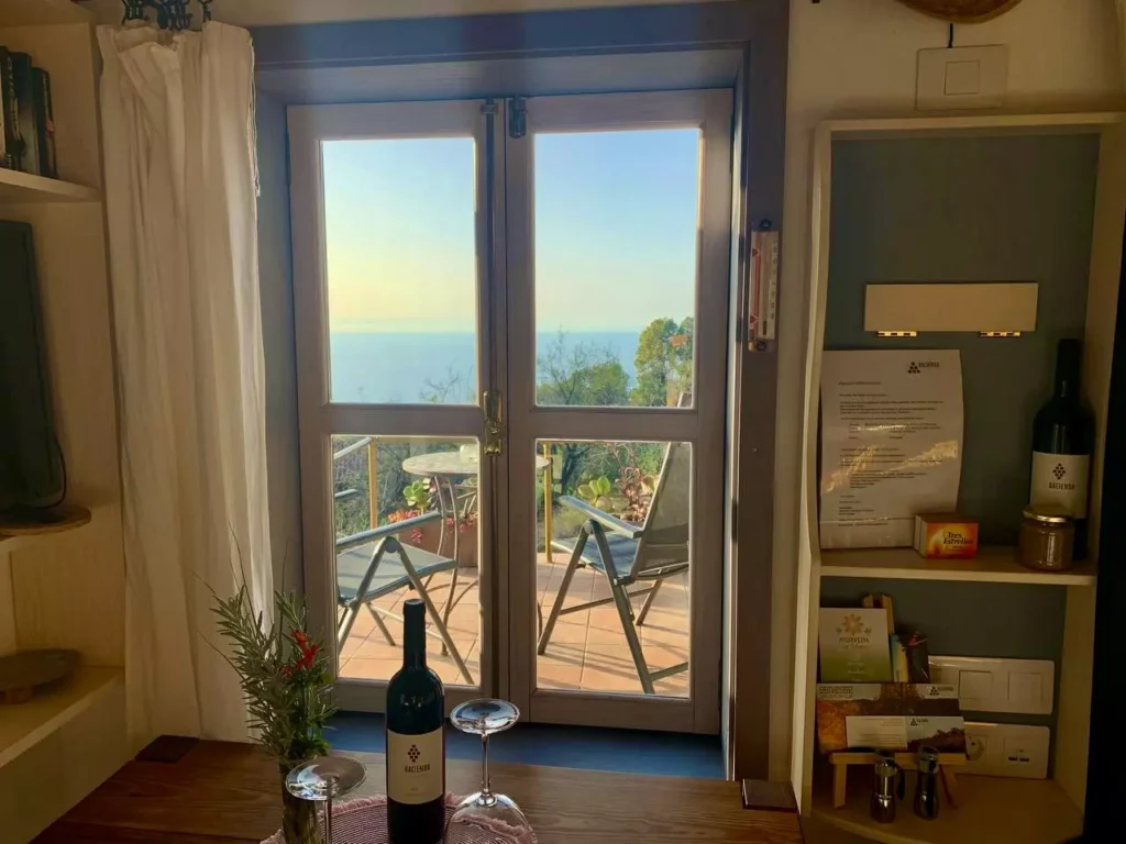 Tiny House mieten auf La Palma: Ausblick vom Küchentisch auf die Terrasse und den Horizont