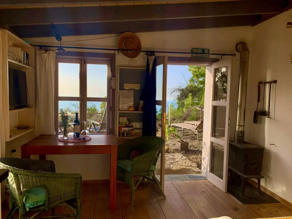 Tiny House mieten auf La Palma: fließende Übergänge vom gemütlichen Haus auf die beiden Außenterrassen