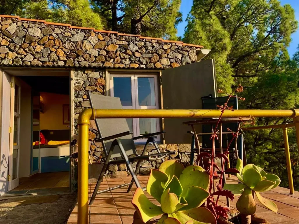 Tiny House mieten: Das Vogelnest mit privaten Terrassen in der Abendsonne auf der Hacienda La Palma