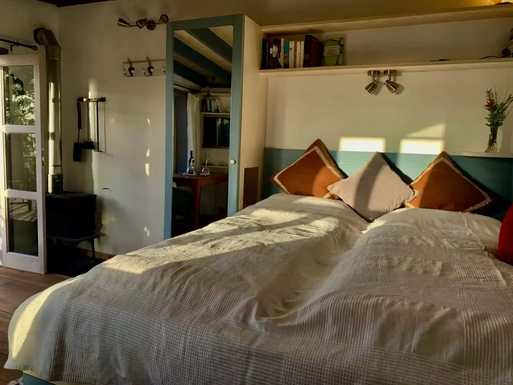 Tiny House mieten auf La Palma: Die Abendsonne gemütlich auf dem Bett genießen und den Tag ausklingen lassen.