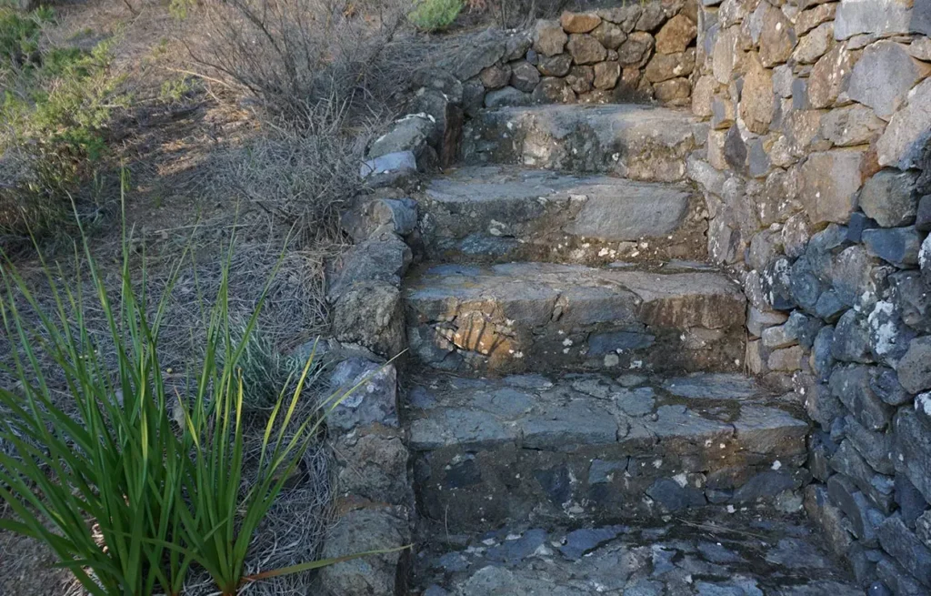 Tiny House Vogelnest auf La Palma: Treppenaufgang vom Außen Bad zum Wohn- und Schlafbereich.
