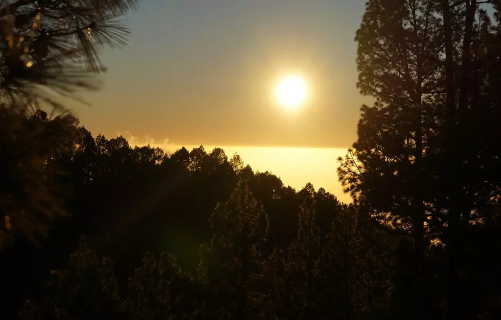 Tiny House Vogelnest auf La Palma mieten: Ausblick nach Westen in den Sonnenuntergang direkt auf der privaten Terrasse.