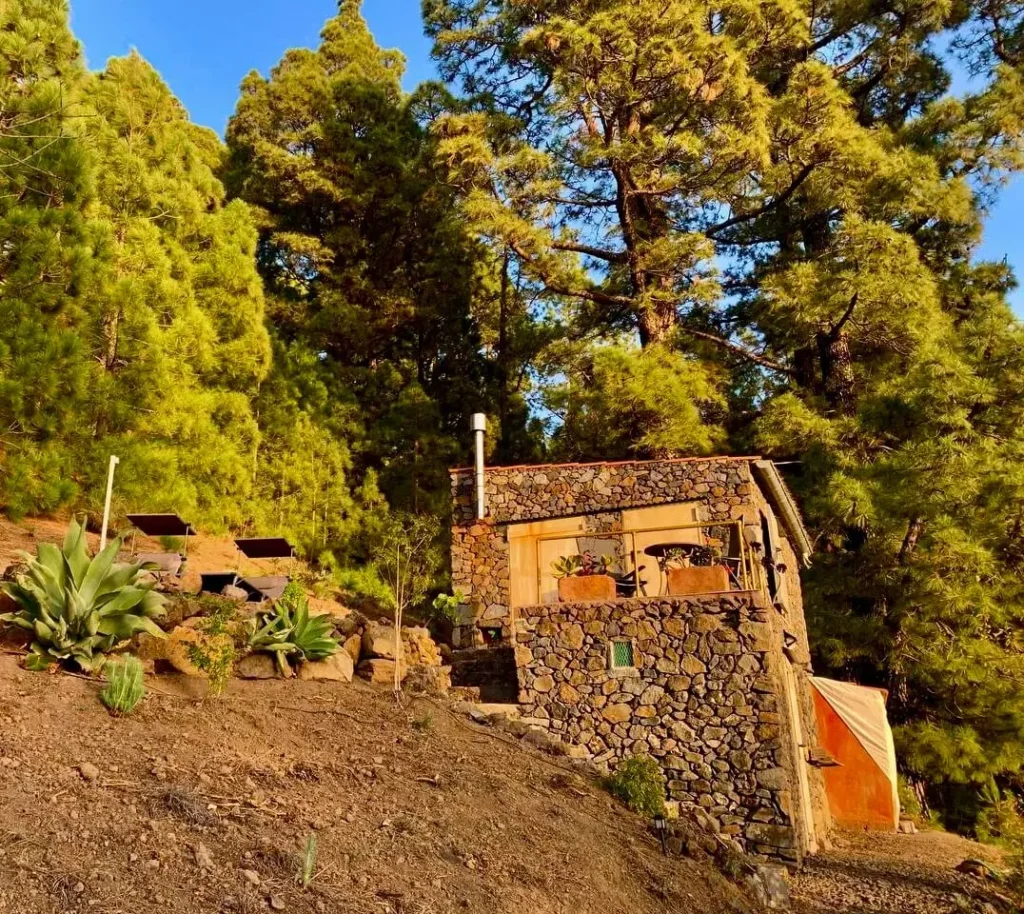 Tiny House mieten auf La Palma: Das Vogelnest ist ein Steinhaus altkanarischer Bauweise mit 180 Grad Panorama Sicht