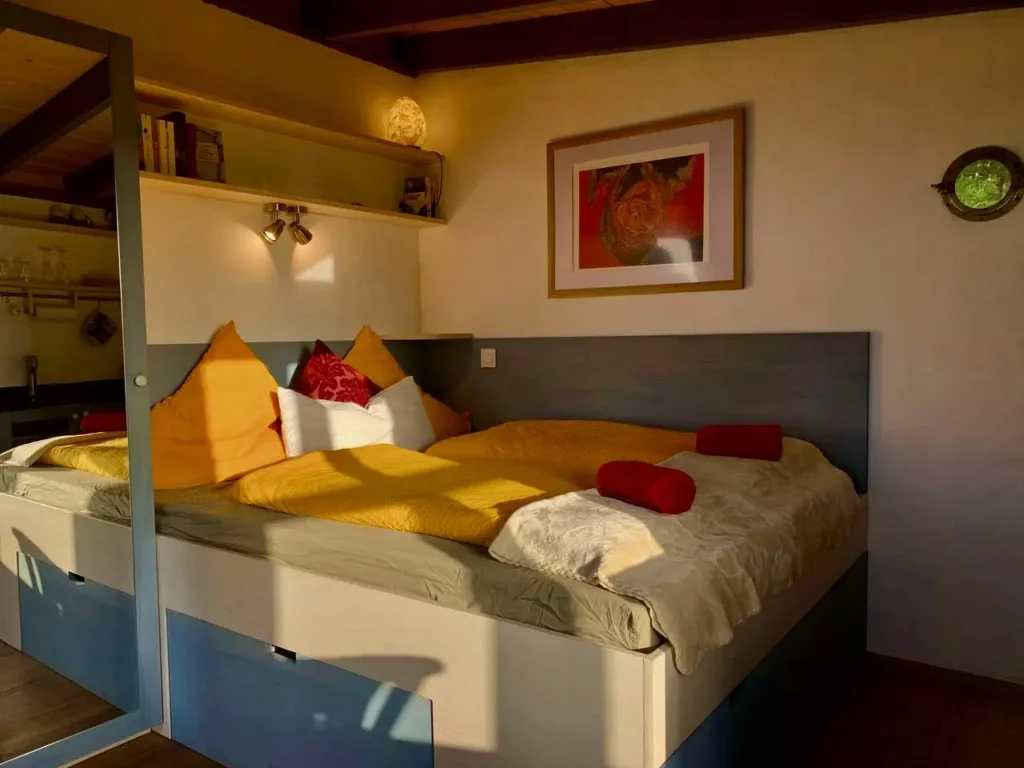 Tiny House Vogelnest La Palma: großes Doppelbett mit reichlich Stauraum und Kleiderschrank