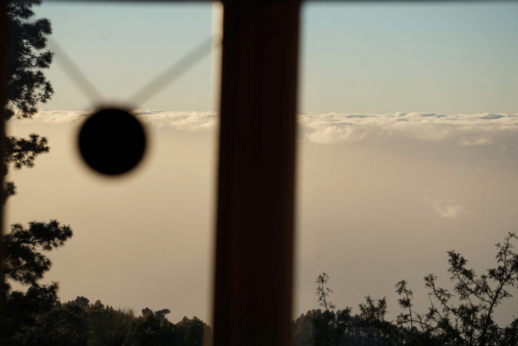 Tiny House Vogelnest auf La Palma: Ausblick vom Küchentisch über die Wolkendecke und den türkis blauen Himmel.