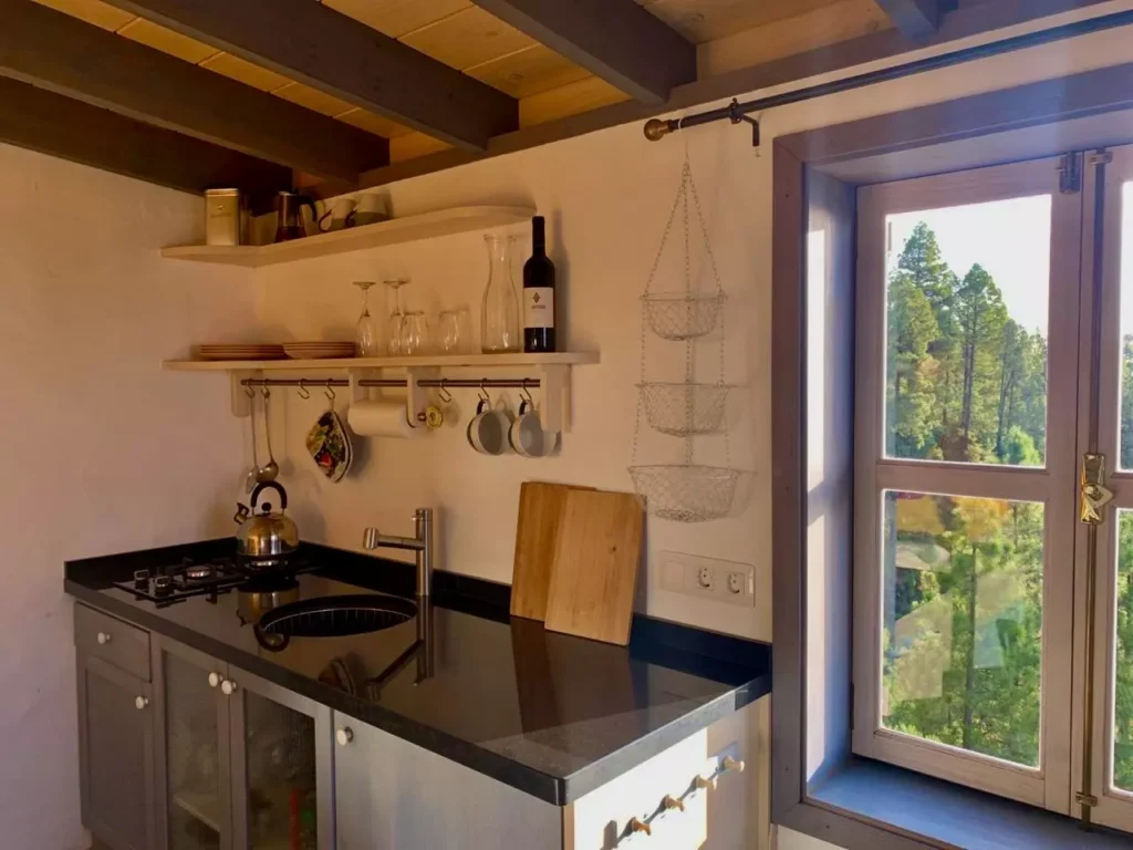 Tiny House mieten auf La Palma: Küchenzeile mit Steinplatte, Gasherd und Kühlschrank