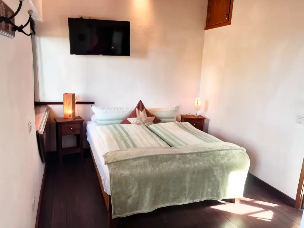 Finca La Palma: gemütliches Schlafzimmer mit direktem Blick in den Weinberg