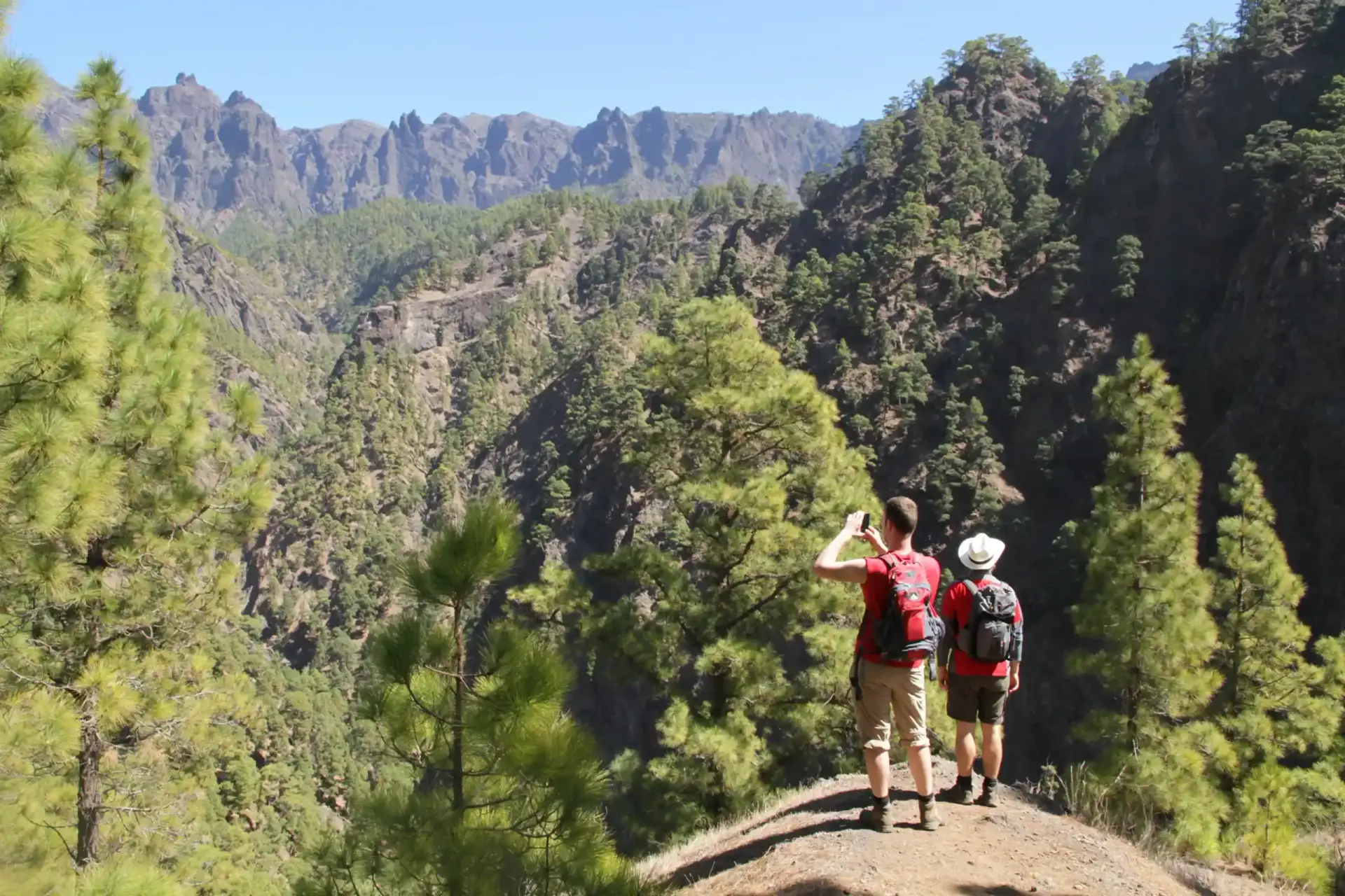 Randonneur avec vue sur les gorges de La Palma