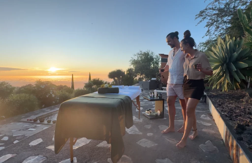 Paar am Pool vor Massageliege über den Wolken auf der Hacienda
